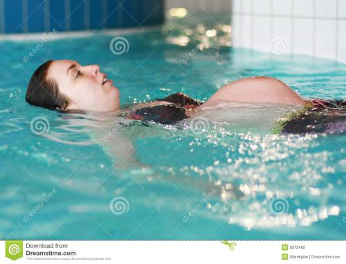 孕期孕妇可以游泳吗(怀孕期能游泳吗)