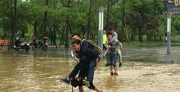 贵州雨水多,大学生就让校环卫工背着趟水去上课 真相其实是