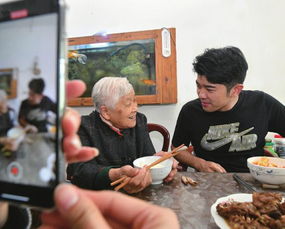 85岁网红郑奶奶做公益 与孙子对话视频总点击量过百亿