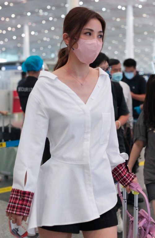 阿Sa蔡卓妍机场被偶遇,穿衬衣开两个扣子露美肩,脖子上红一大片