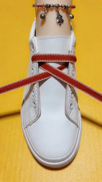五个孔的白色的鞋带怎么系才好看(5个孔小白鞋带系法视频)