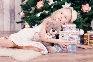 女孩,婴儿,新的一年的平安夜,圣诞,礼品,假日,俄语,美容,米洛陶,圣诞树,云杉,包装,微笑,金发,幸福,情绪,圣诞节树玩具,赃物,庆祝,明信片,饰品,冬季,美丽,纵向,年轻,熊先生,盒子,弓,连衣裙,欢乐,玩具 