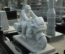 有时候,墓地会因为一块吸引人的墓碑而看起来更帅 而那些设计创意墓碑的 极客 就很搞怪 这些墓碑很明确地表明了躺 
