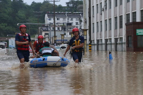 安徽歙县病患就医道路遭洪水阻断,消防员推船接送超百人 