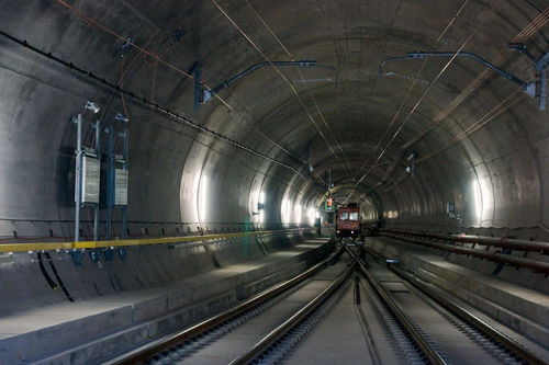 地球上最长最深的隧道,挖了17年,花费近千亿人民币