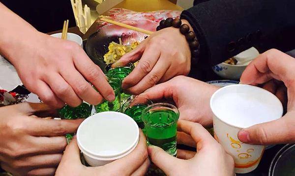 为什么喝完酒后不能立马睡觉和喝茶解酒 男子的教训就摆在眼前