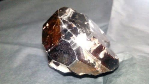 世界上最珍贵的石头,比钻石还要贵的多,一克就要几个亿