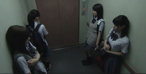 电影 四个女孩深夜坐电梯,空间明明还很大,却总感觉异常拥挤