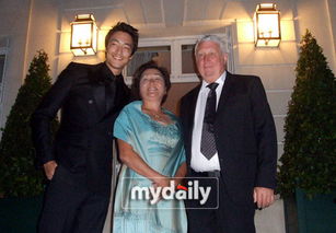 韩星丹尼尔邀父母巴黎旅行 纪念结婚31周年 