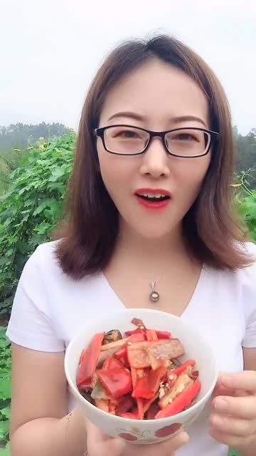 女孩自家种的辣椒,这样的辣椒你们喜欢吃吗 