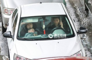 搂情侣看微信开车 杭州街头危险驾驶随拍