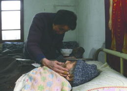 老太太照顾98岁瘫痪母亲 每3小时为其换尿片 