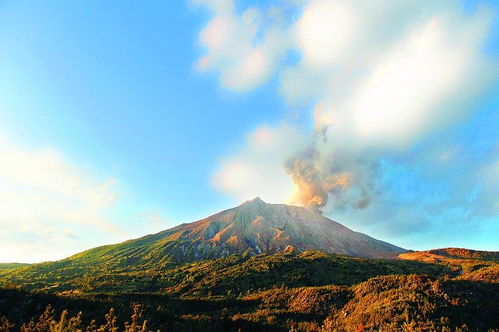 日本樱岛火山喷发,百年前的喷发曾使岛民被掩埋,海湾被填成陆地