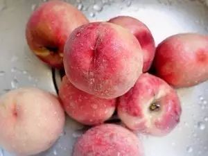 减肥晚上吃桃子会发胖吗 为什么女生要少吃桃子
