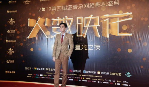 张若昀获得年度实力男演员荣誉,印花西装亮相舞台特别吸睛