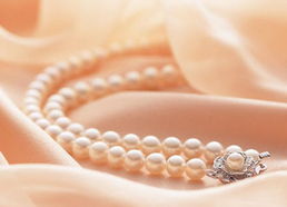 金珍珠手链怎么弄好看，珍珠配饰适合什么年龄段的人佩戴(金色珍珠手链)