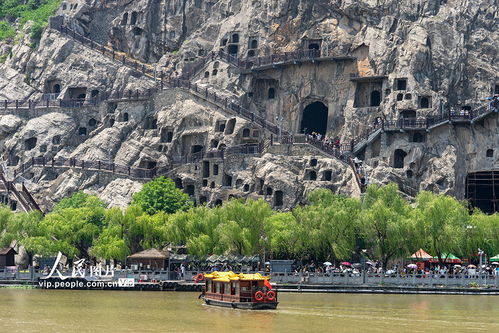 河南洛阳 龙门石窟景区迎暑期旅游热潮 