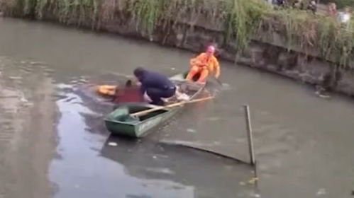 不爽被救 浙江落水女上岸后,一脚 反踹民警下水