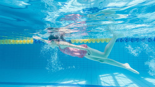 容易水肿，体寒的人适合游泳锻炼吗(容易水肿,体寒的人适合游泳锻炼吗为什么)