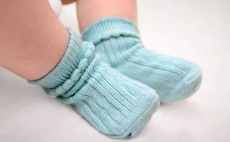 十个宝宝里有九个都爱扯袜子,穿与不穿都有哪些好处,宝妈要了解