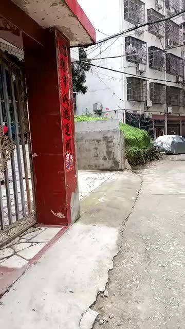 邻居家安装的大门,每次路过我都忍不住想去问问,有这个必要吗 