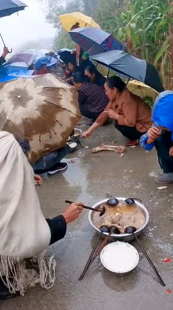 下雨也不能阻挡我吃饭 