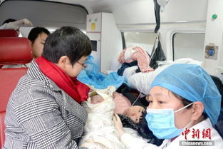 湖南村民用板车拉孕妇 助孕妇雪地顺产