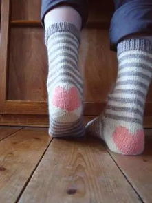 买的袜子不够暖,自己在家织双袜子穿穿吧