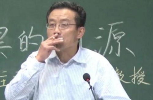 复旦教授上课时香烟从不离手,学校和学生却从不反对,为什么