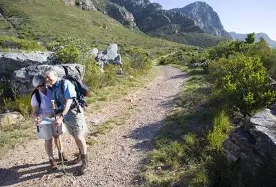 千万要注意 昨日,七旬老人爬平山塔突发昏迷 8名消防员奋力抬下山