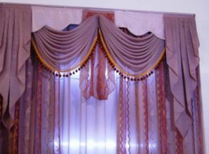客厅装窗帘,是带一层纱和一层布的,把纱放在布外边还是里面 
