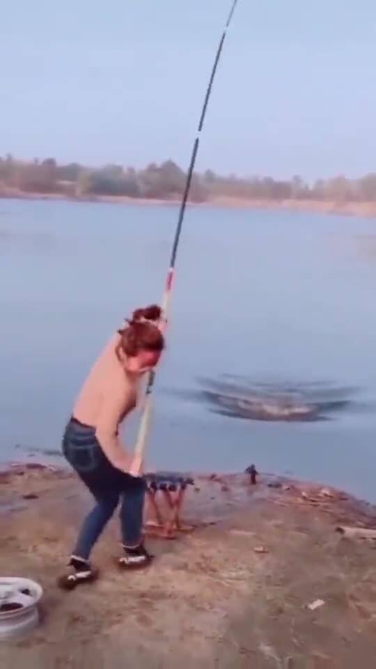 美女钓鱼会有好运气,随便钓钓大鱼上钩 