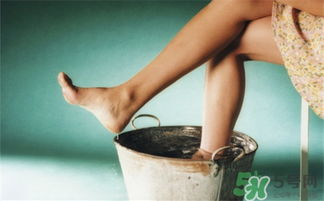 盐水泡脚有什么好处与坏处 盐水泡脚的功效与作用