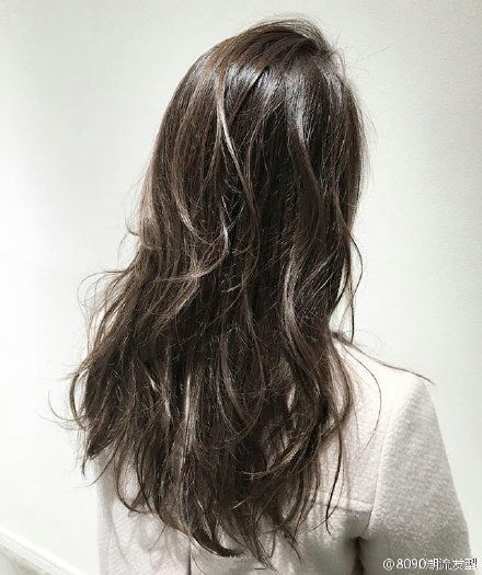 长卷发女生发型背影图片最新 随性的feel你喜欢吗