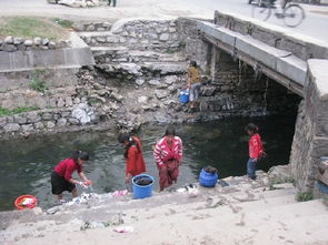 尼泊尔奇特风景线 妇女当街露天洗浴 