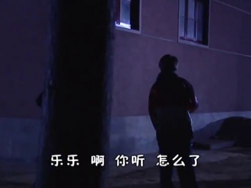 仨孩子半夜去探险,却都很害怕,被各种不起眼的小东西吓得大叫 