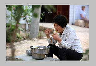 村里的老乡 吃饭也是一景 