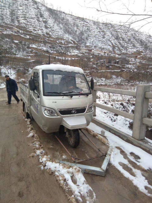 甘肃平凉三村民发明自制扫雪车除雪 图