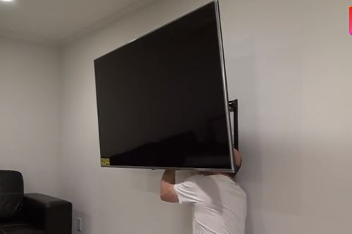 壁挂电视怎样拿下来 