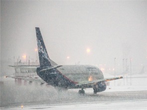 俄莫斯科两机场近50个航班因暴风雪天气被取消 