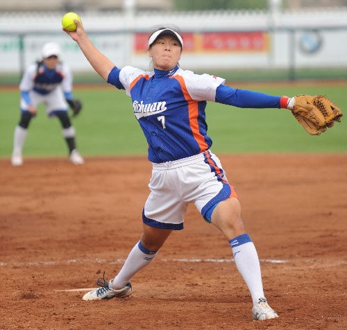女子垒球江苏队获冠军 于汇莉比赛中投球 
