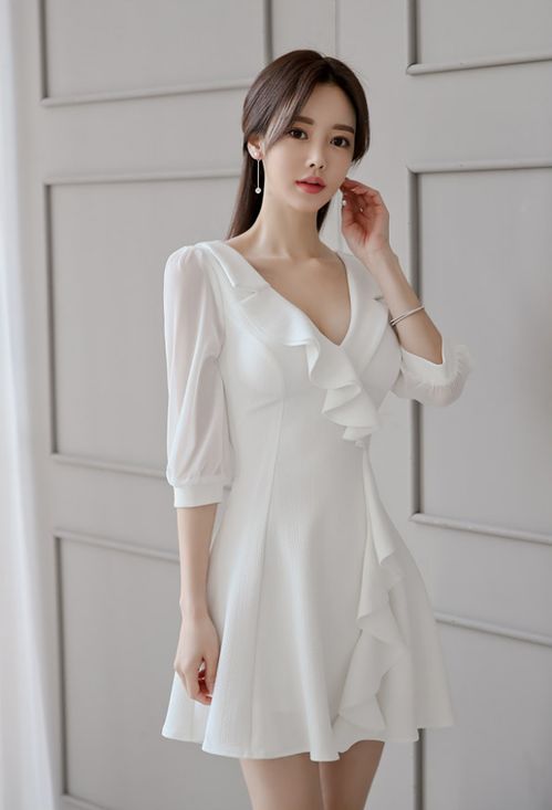 纯白礼服特效怎么弄好看？白色连衣裙模特，怎么拍摄能显得美丽动人(白色礼服形象照)