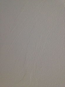 我家墙面窗台下出现细长的裂缝 
