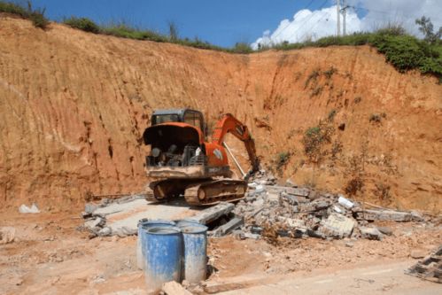 大批干部出动 五华又一处违建坟地被拆