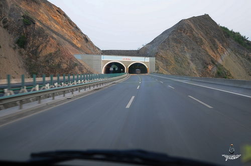 沪陕高速 秦岭深处的隧道群 一 高速行进中拍摄 请多提意见与建议 谢谢