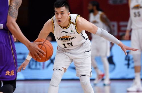 NBA球星郭艾伦、李晓旭和韩德君参加鞍钢运动会