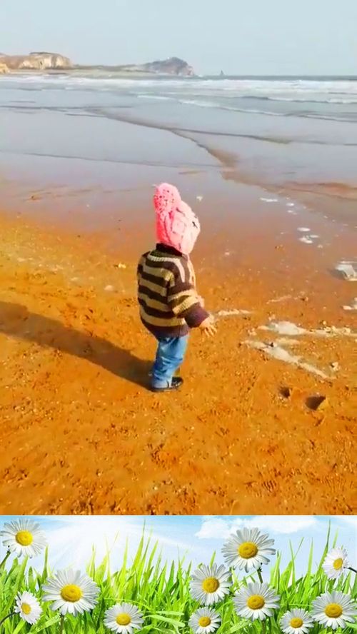 孩子第一次来海边,捡石头时竟被海浪吓到,笑死我了 