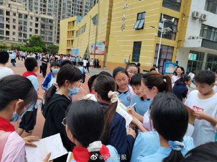 小学毕业典礼后学生围住班主任求签名