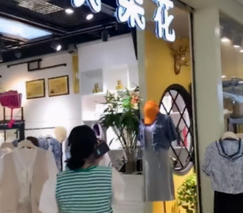 女子试穿遇强买强买,店员称衣服上有化妆品痕迹需买走,女子 报警吧