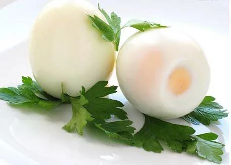 冷知识 煮熟的鸡蛋黄表面为何会出现灰绿色